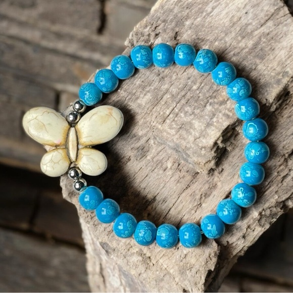 BOUTIQUE Jewelry - Cream Howlite & Artisan Glass Beaded Bracelet